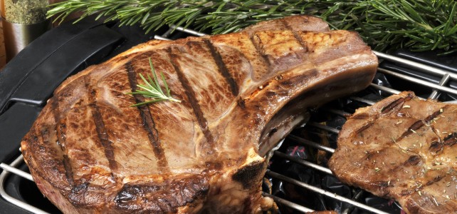 Cuisson d'une côte de boeuf sur une grille pour barbecue