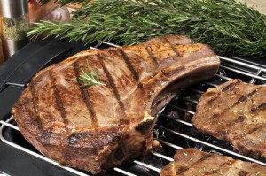 Cuisson d'une côte de boeuf sur une grille pour barbecue