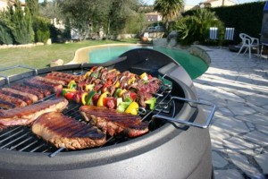 Cuisiner sur la terrasse, près de la piscine